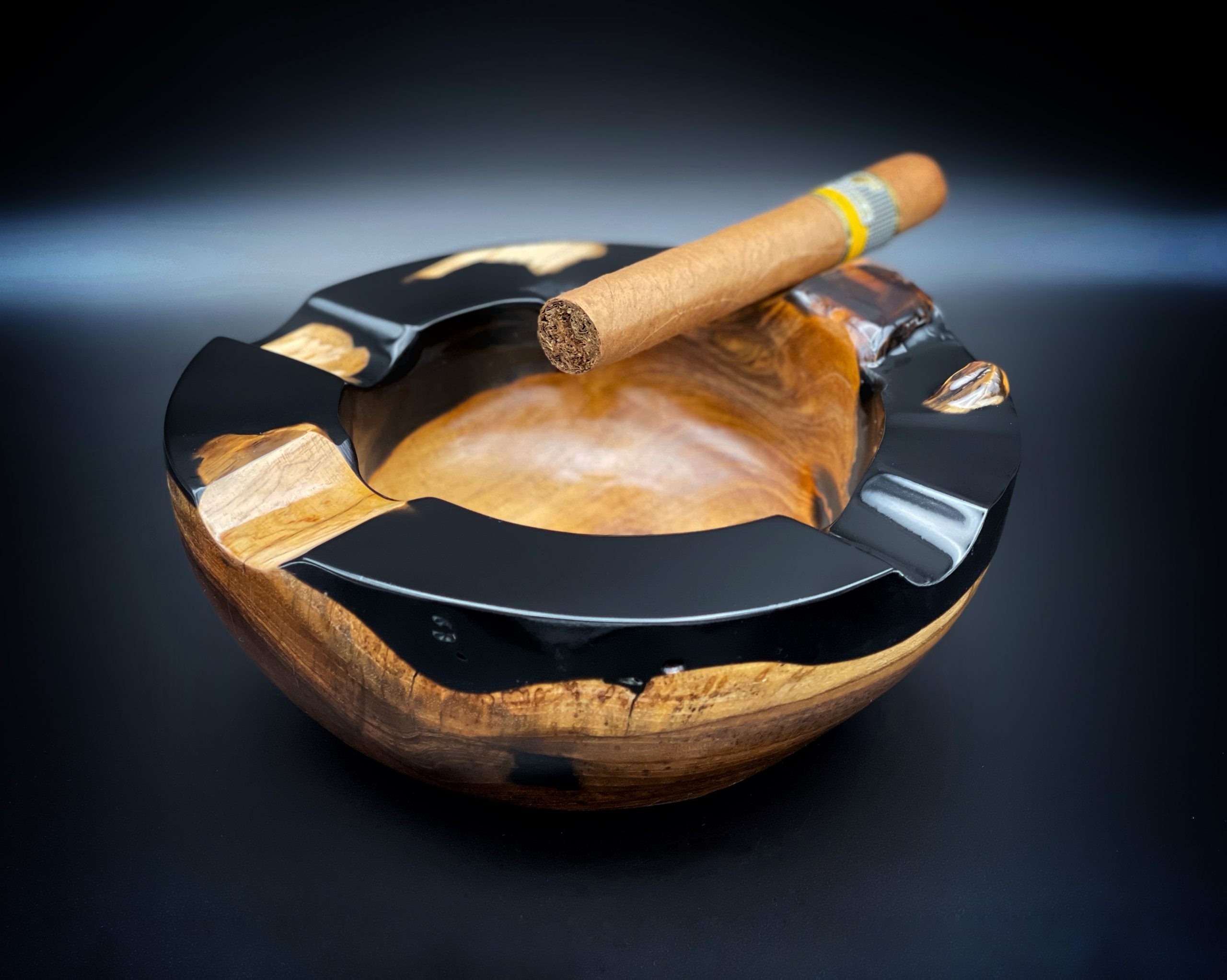 Cigar ashtray Kecil Black – Wood, Epoxy (1kg-20cm) – Cigar
